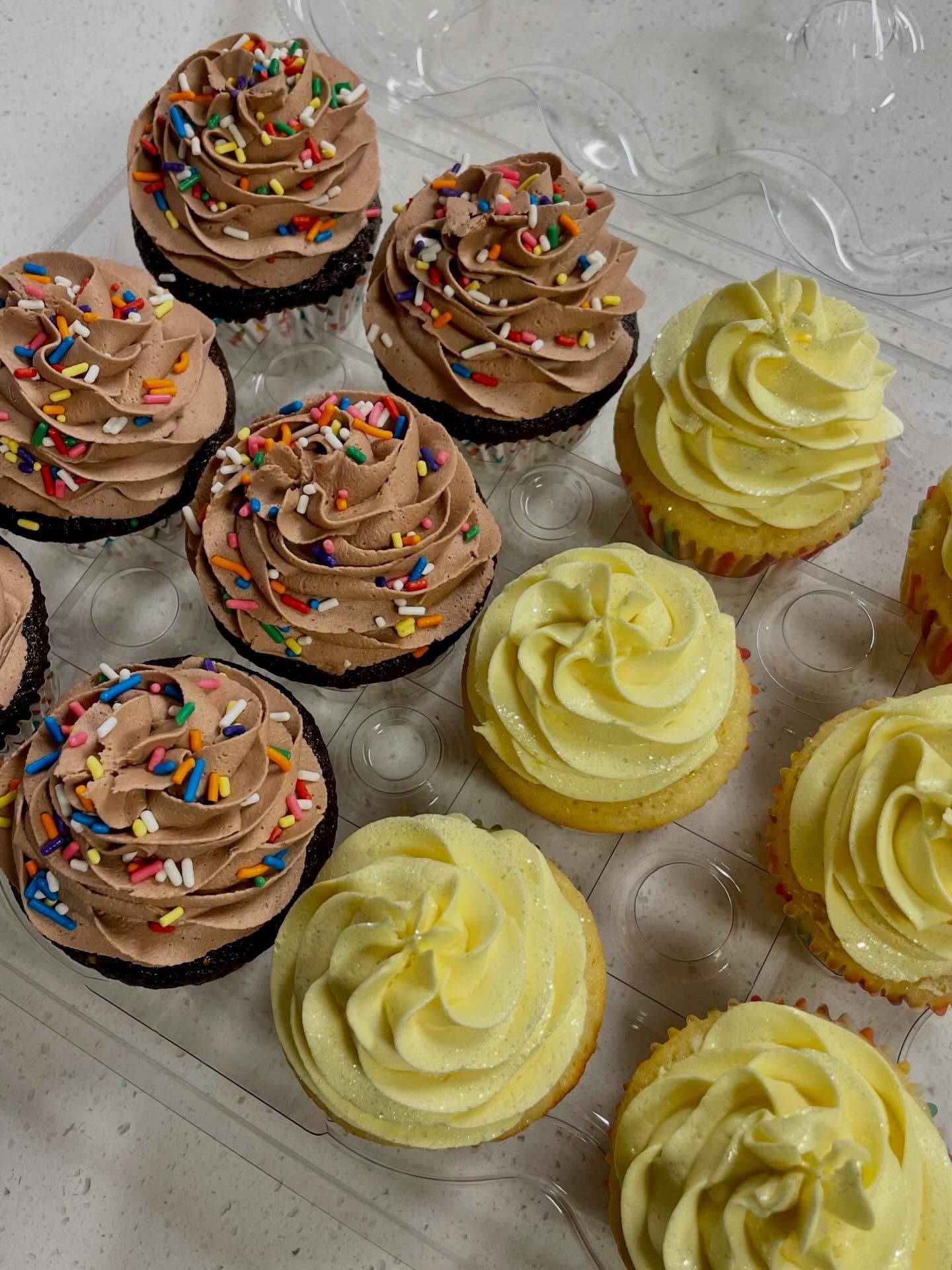 Delivering birthday cupcakes today!
🍫Chocolate with Chocolate Buttercream 
🍋Lemon with Lemon Vanilla Buttercream 

#homebakery #microbakery #smallbusiness #cupcakes