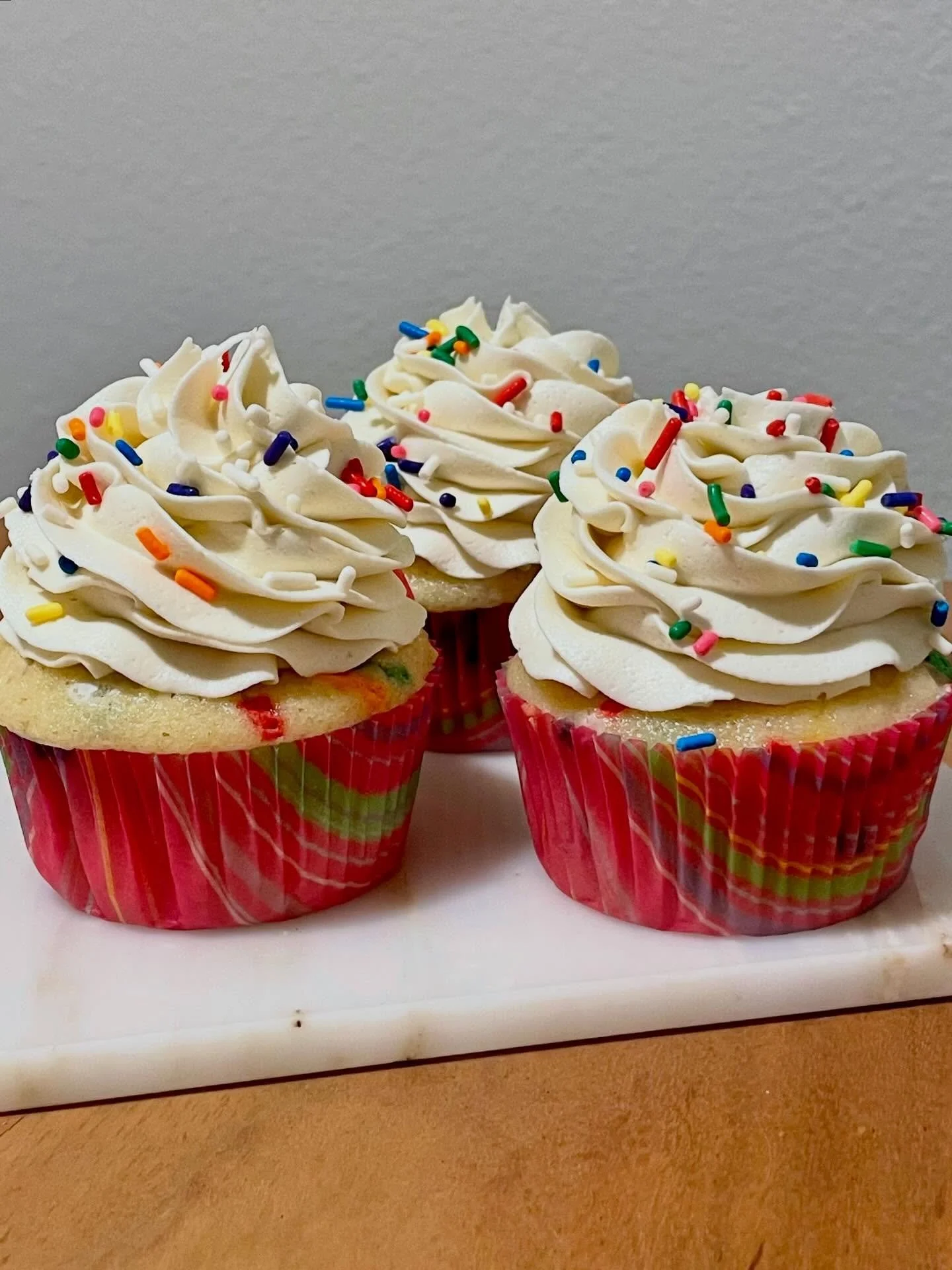 You can&rsquo;t go wrong with a classic: Confetti Cupcakes with Vanilla Buttercream (and plenty of rainbow sprinkles, of course)! 🌈🎉

#homebakery #microbakery #smallbusiness #confetticake #cupcakes