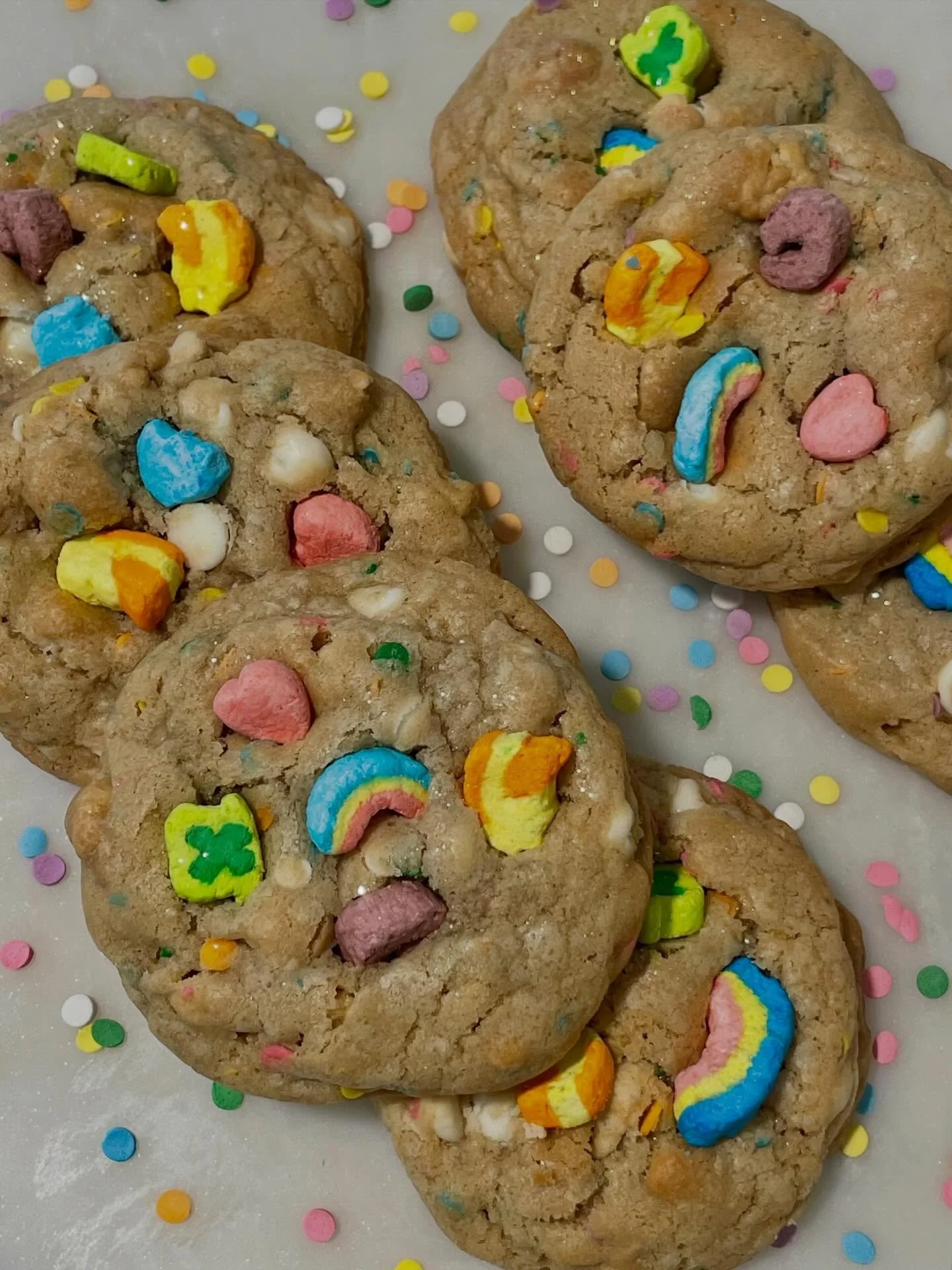 May the luck o the Irish be with you with these Lucky Charms Cookies 🌈 

I started with my classic chocolate chip cookie base but filled them with crispy Lucky Charms cereal, white chocolate chips, and pastel rainbow confetti sprinkles. To finish, I