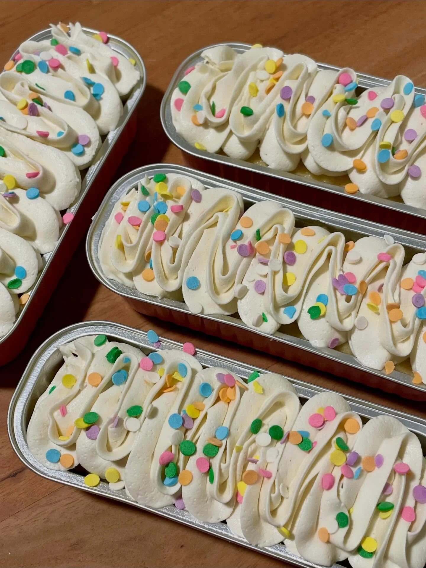 Confetti Mini Cakes with Vanilla Buttercream 🌈

#homebakery #microbakery #smallbusiness #confetticake #minicake