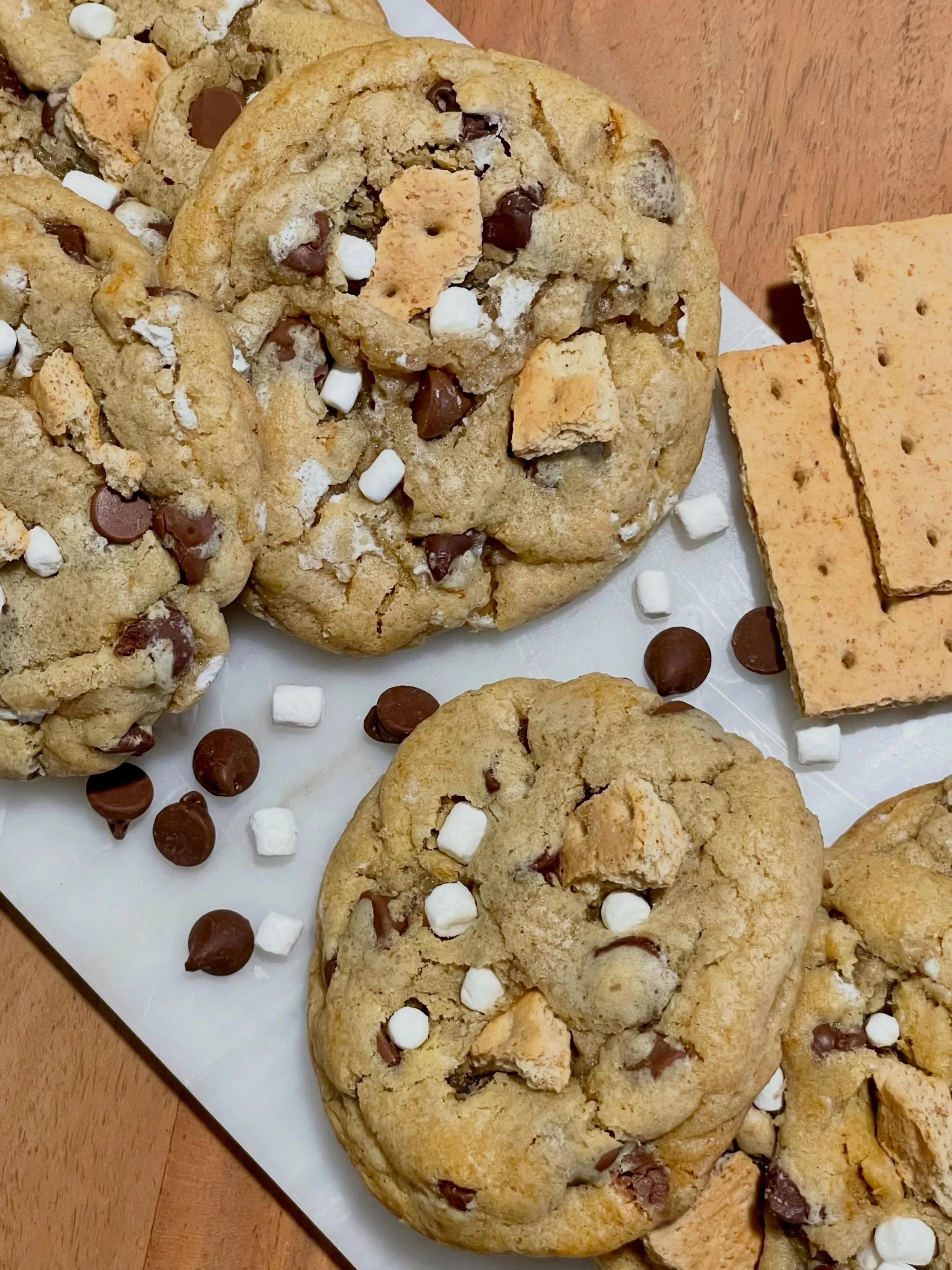 The quintessential summer treat in cookie form: S&rsquo;mores! 🍫🏕️

I started with my classic cookie base, added graham cracker crumbs, milk &amp; semisweet chocolate chips, and dehydrated mini marshmallows, the. topped them off with a few more mar