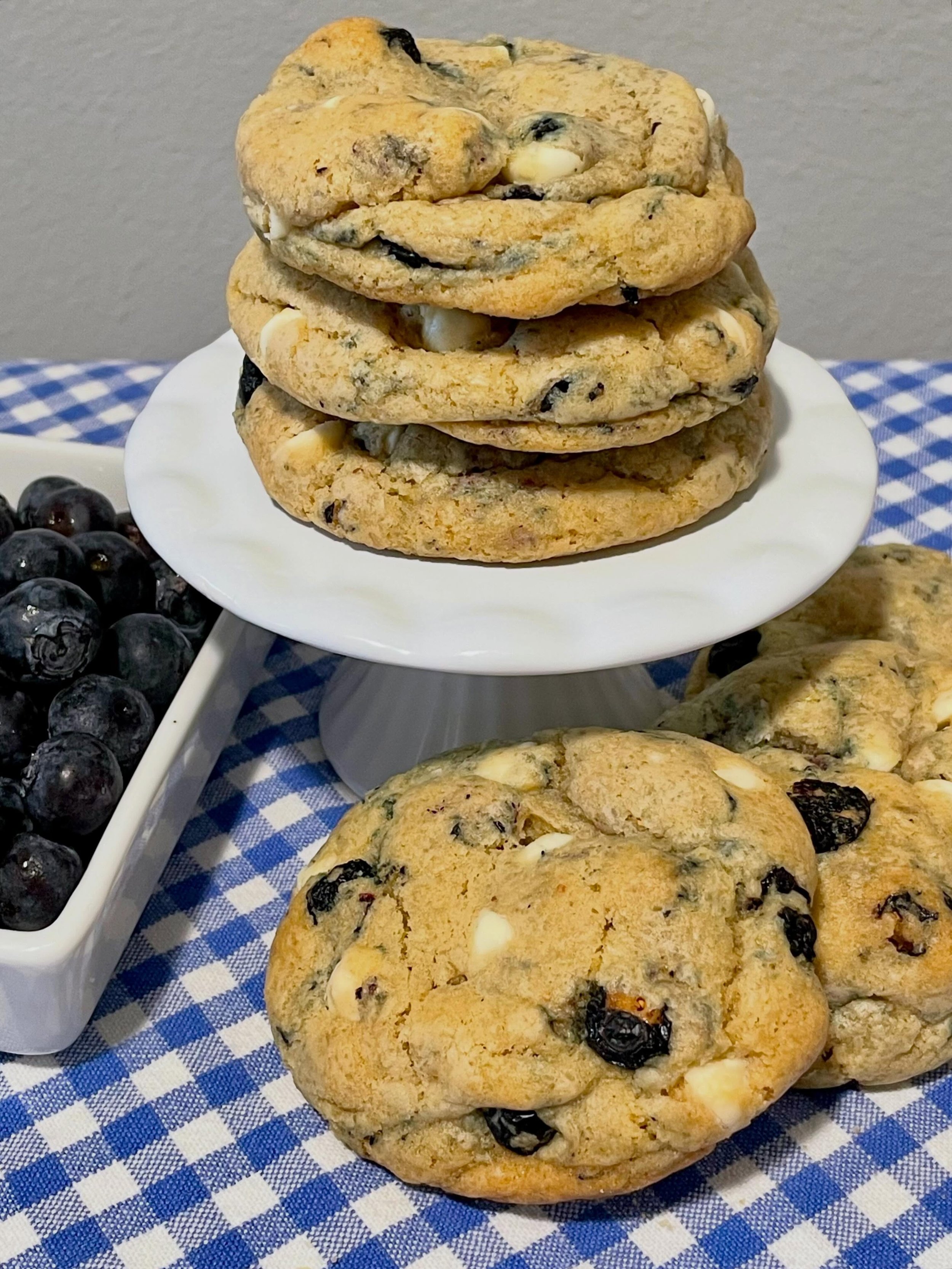 My final summer cookie flavor: Lemon Blueberry 🍋🫐

Like my previous two summer cookies, I started with my classic cookie base then filled them with chopped freeze dried blueberries, white chocolate chips, lemon zest, and lemon extract. 

#homebaker
