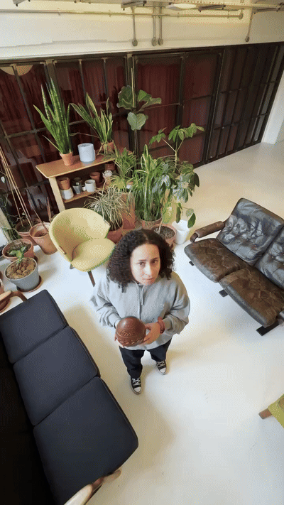 reesesuk_1678387028_3054854064723619242_2348967552-ezgif.com-video-to-gif-converter.gif
