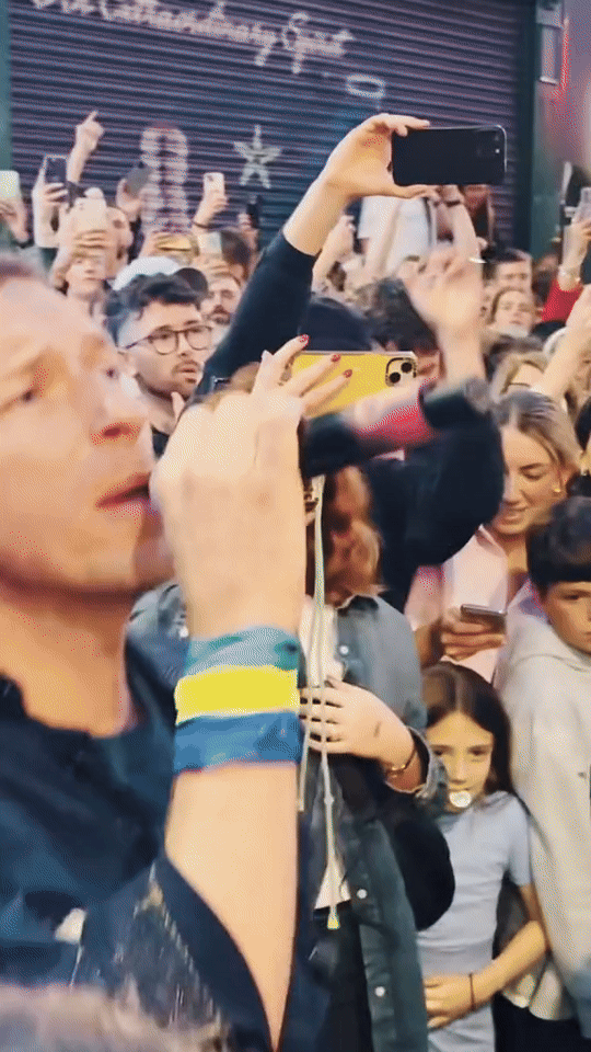 ssstik.io_coldplay_1749300473797-ezgif.com-video-to-gif-converter (1).gif