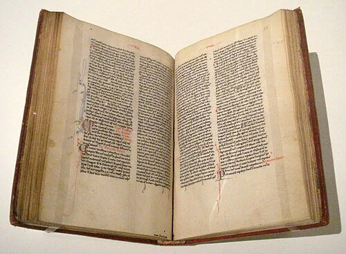 Medieval manuscript of De Ornatu Mulierum