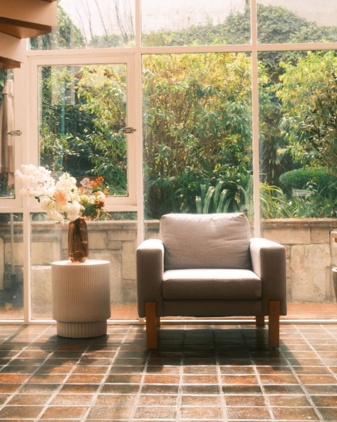 Una casa que se siente lejos del ruido, aunque est&eacute; a solo dos minutos de Perif&eacute;rico.

Aqu&iacute;, la calma, la luz y el silencio crean un espacio donde el cuerpo baja el ritmo y el bienestar empieza incluso antes del tratamiento.

Un 