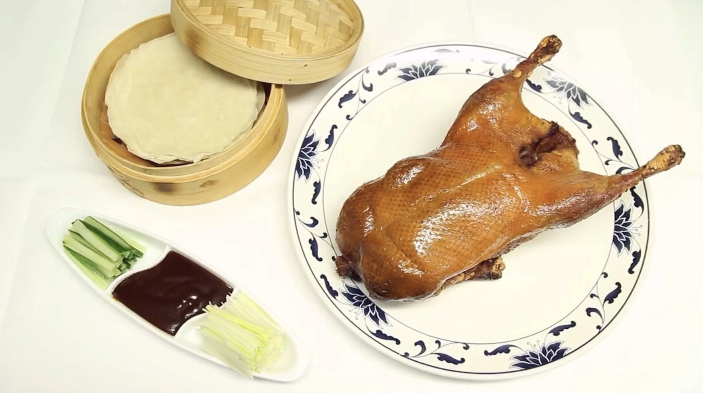 Authentische Pekingente mit knuspriger Haut, chinesischen Pfannkuchen, Gurke, Frühlingszwiebeln und Sauce im Restaurant Mathildenhof bei Köln