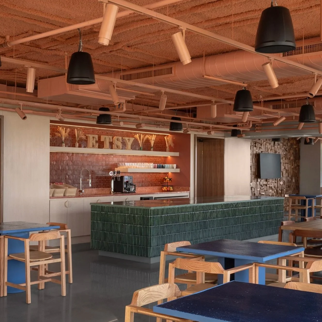 Felices de haber sido parte de este brutal proyecto con nuestras cubiertas de terrazo verde y rojo para las oficinas de Etsy M&eacute;xico, un incre&iacute;ble dise&ntilde;o de interiores por @genslermx 🟥🌀🟩

Arquitectura e interiores por @genslerm