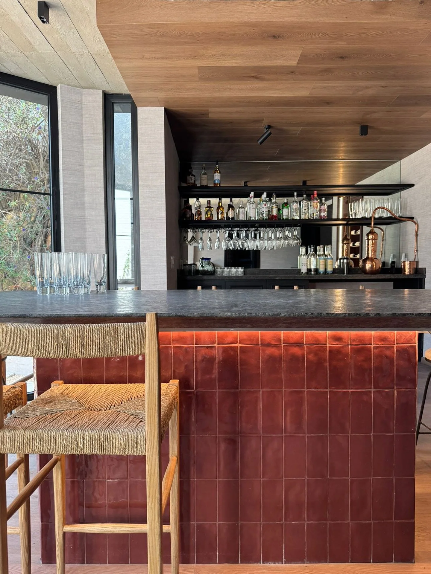 Un bar con car&aacute;cter dise&ntilde;ado por @sofiaaspeinteriorismo usando nuestra cer&aacute;mica rookwood 7.5x15 cm 🍷💿

#mosaico #mosaic #ceramic #tiles #ceramica #ceramicaartesanal #handmade #artesanal #hechoamano #hechoenmexico #interiordesig