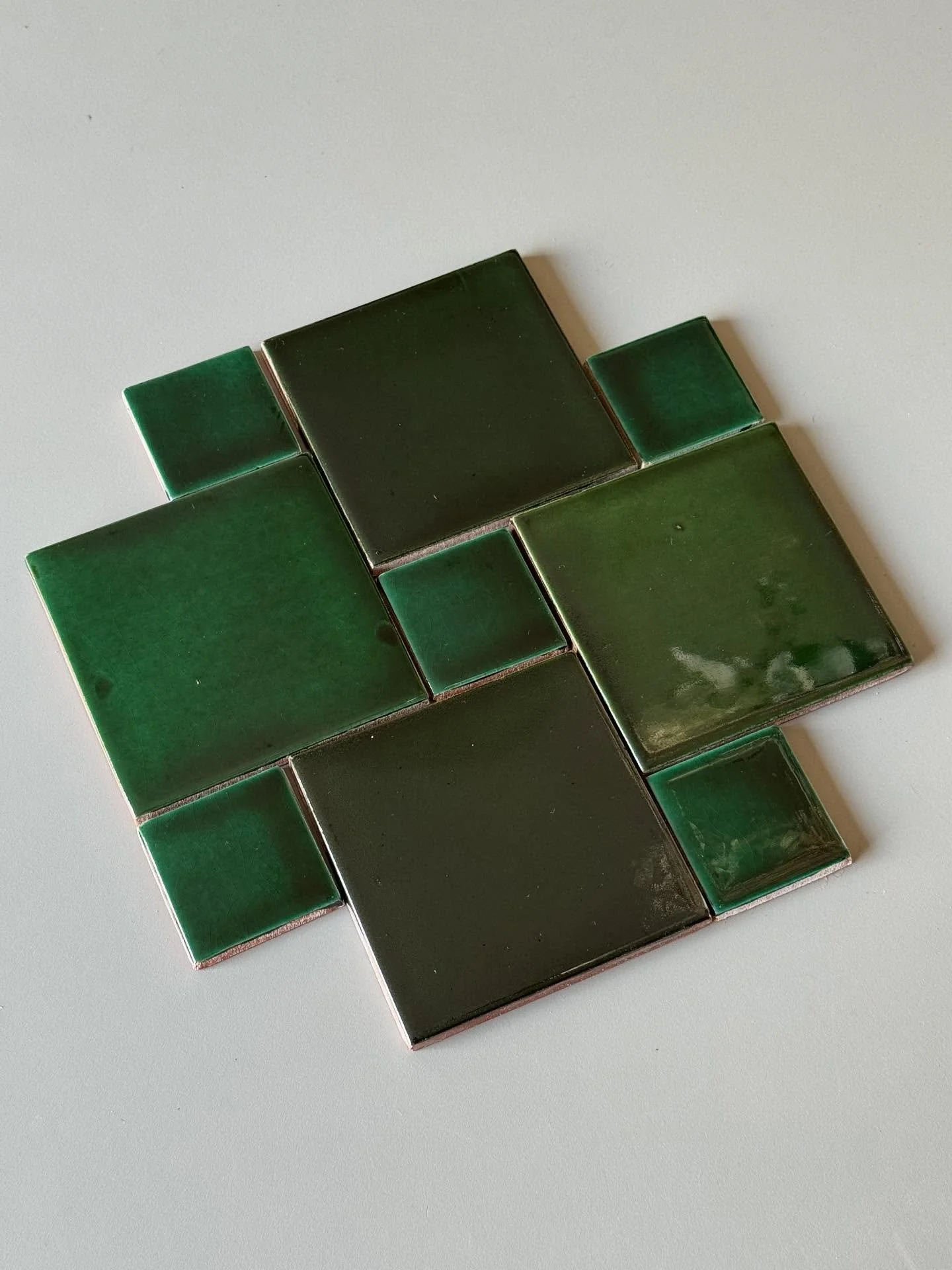 Talavera verde oscuro 🥬🐢🪲 
#esmaltado #barro #clay #talavera #glazedtile #tile #luum #luumrecubrimientos #design #interiordesign #architecture #interiordecor #clayart #art #mexicanart #mexico #loteria