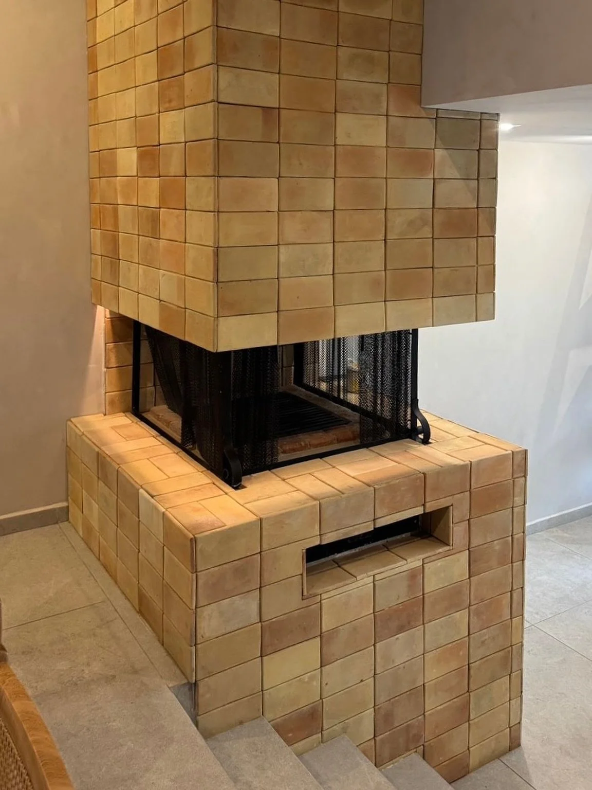 La calidez de un espacio siempre por delante, aquí una elegante chimenea cubierta de barro diseñada por @gr.arquitectos 🔥✨🧱 
📌 Producto: Rectángulo Barro Durazno 10x20 cm 
#barro #clay #mosaico #mosaic #tile #artesanal #hand
