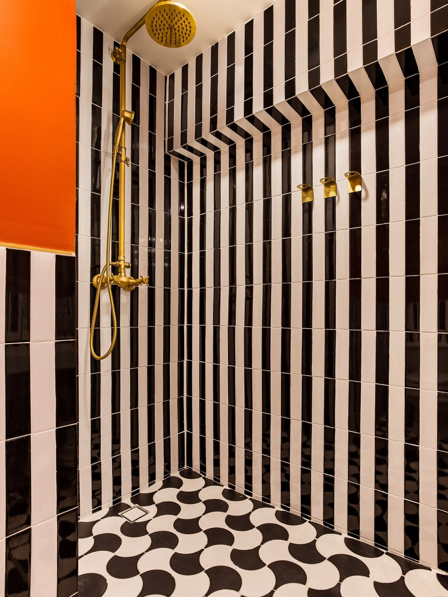 Uno ba&ntilde;o exc&eacute;ntrico y sofisticado dentro del apartamento que dise&ntilde;aron y materializaron @alfillearquitectos @incoar_arquitectura sobre Avenida &Aacute;msterdam usando nuestras cer&aacute;micas de la l&iacute;nea pr&aacute;ctica ?