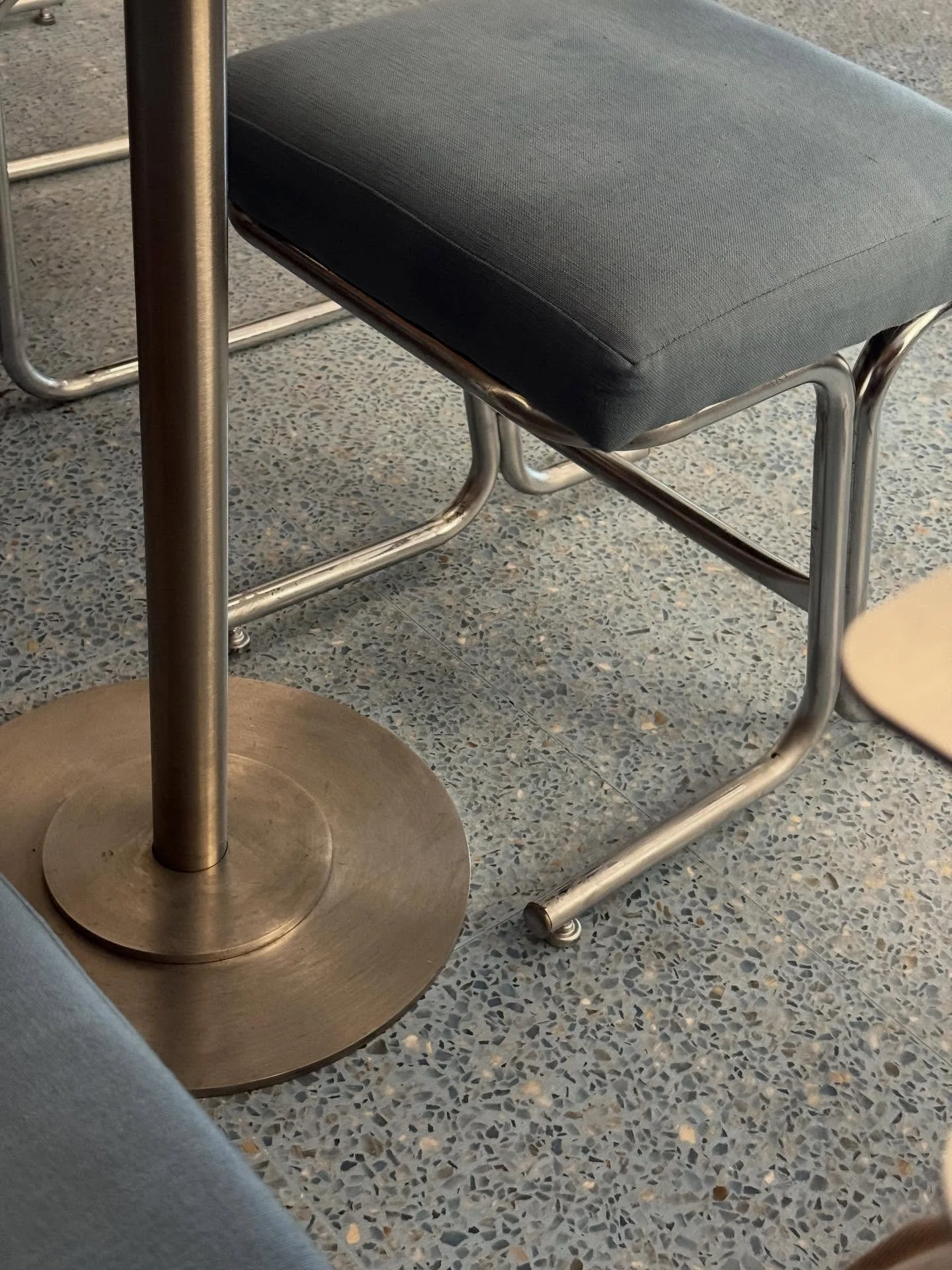 @cupidocupidocafe es un caf&eacute; dise&ntilde;ado para auras urbanas, un proyecto especial dise&ntilde;ado por @formant.studio en donde uno de los elementos que lo conforman es nuestro Terrazo Azul N&aacute;poles 🌀🐋🌐