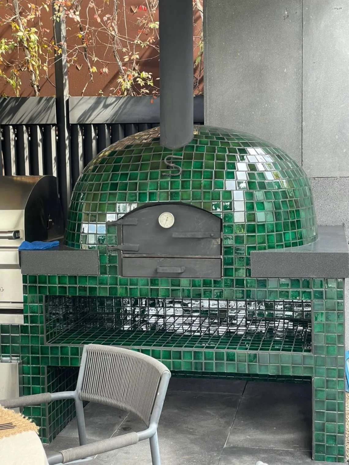 Horno y barra exterior de una terraza recubierta con talavera verde oscuro 5x5 cm 🪲🦚🦎

proyecto de @mauriciocohenarchitects 

#esmaltado #barro #clay #talavera #glazedtile #tile #luum #luumrecubrimientos #design #interiordesign #architecture #inte