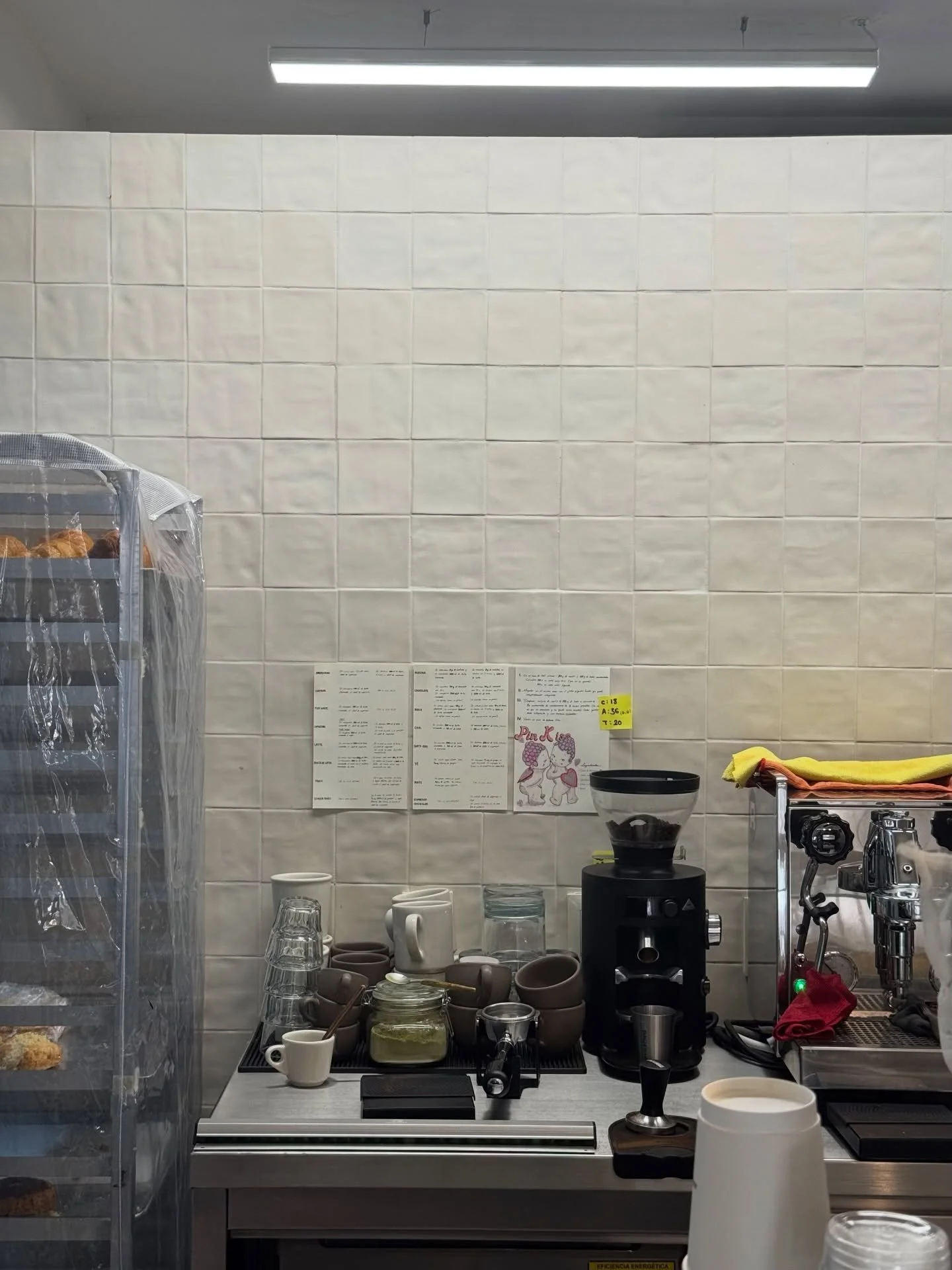 Estos muros son testigos de la magia 💫 que ocurre en @alegrapatisserie 🥐🥯🍰☕️

Un proyecto incre&iacute;ble de @formant.studio 

Cer&aacute;mica irregular mate 11x11 cm◻️◻️◻️

#ceramicaartesanal #ceramica #tiles #luumrecubrimientos #mexico