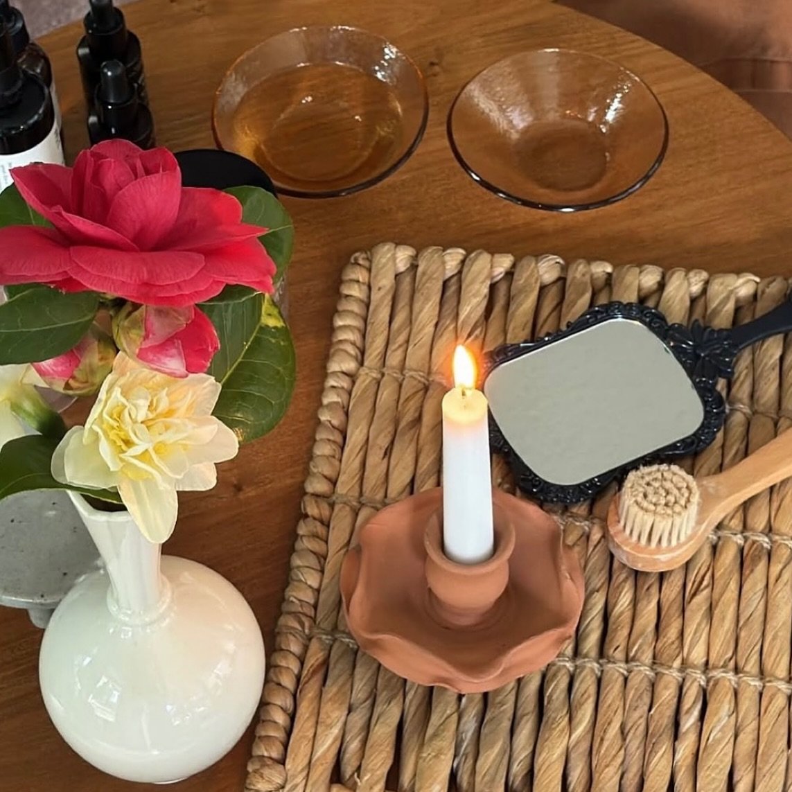 Today&rsquo;s the spring equinox 🌸 My favorite reminder of lightness and joy - of my youth, of new beginnings on new beginnings, all blessed by the flowers who bloom as if cheering our own growth after the winter. 

Today (in our Earthee world) is a