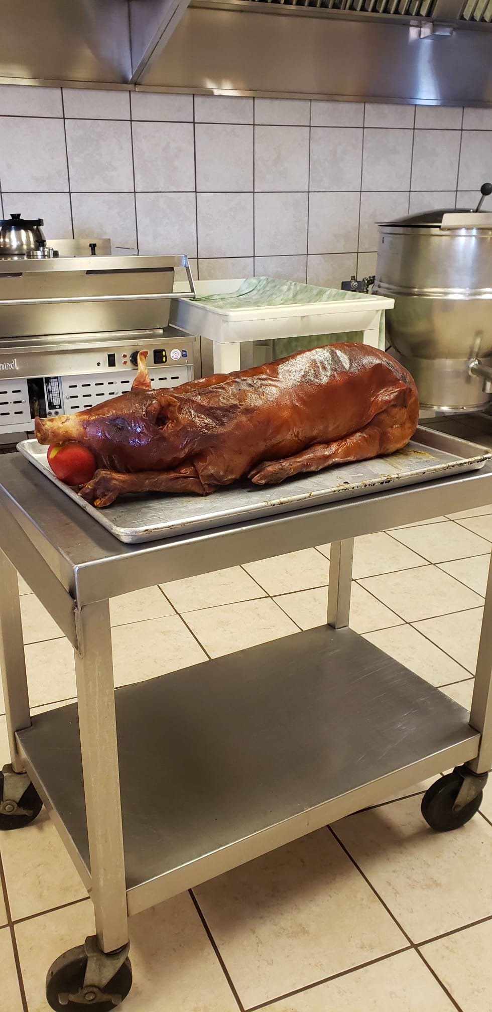 Cooked pig with apple.jpeg