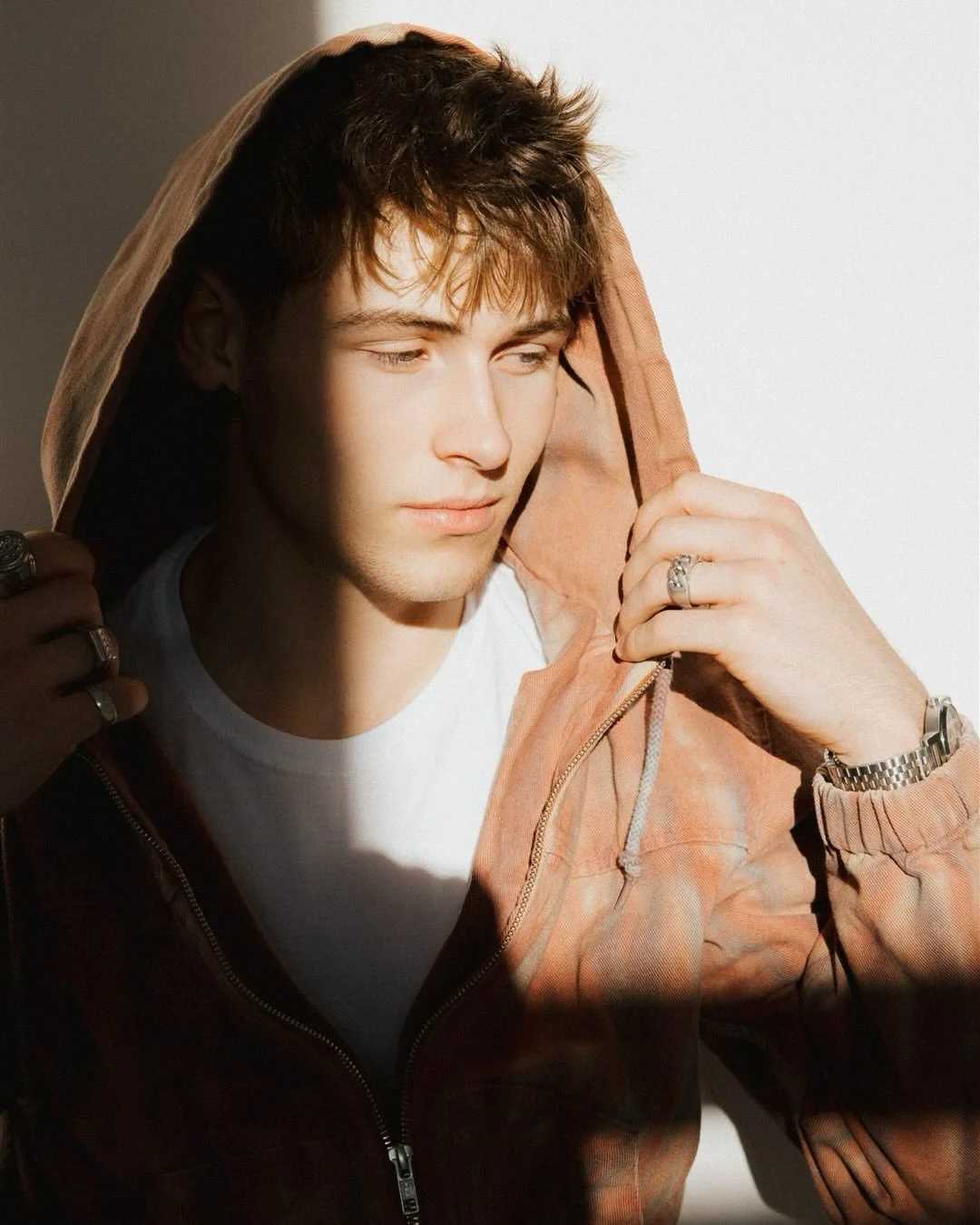 One more scene from Lennox&rsquo;s studio session&mdash;cool, confident, and completely himself.

#seniorphotos #studioportraits #modernsenior #boisephotographer #seniorstyle