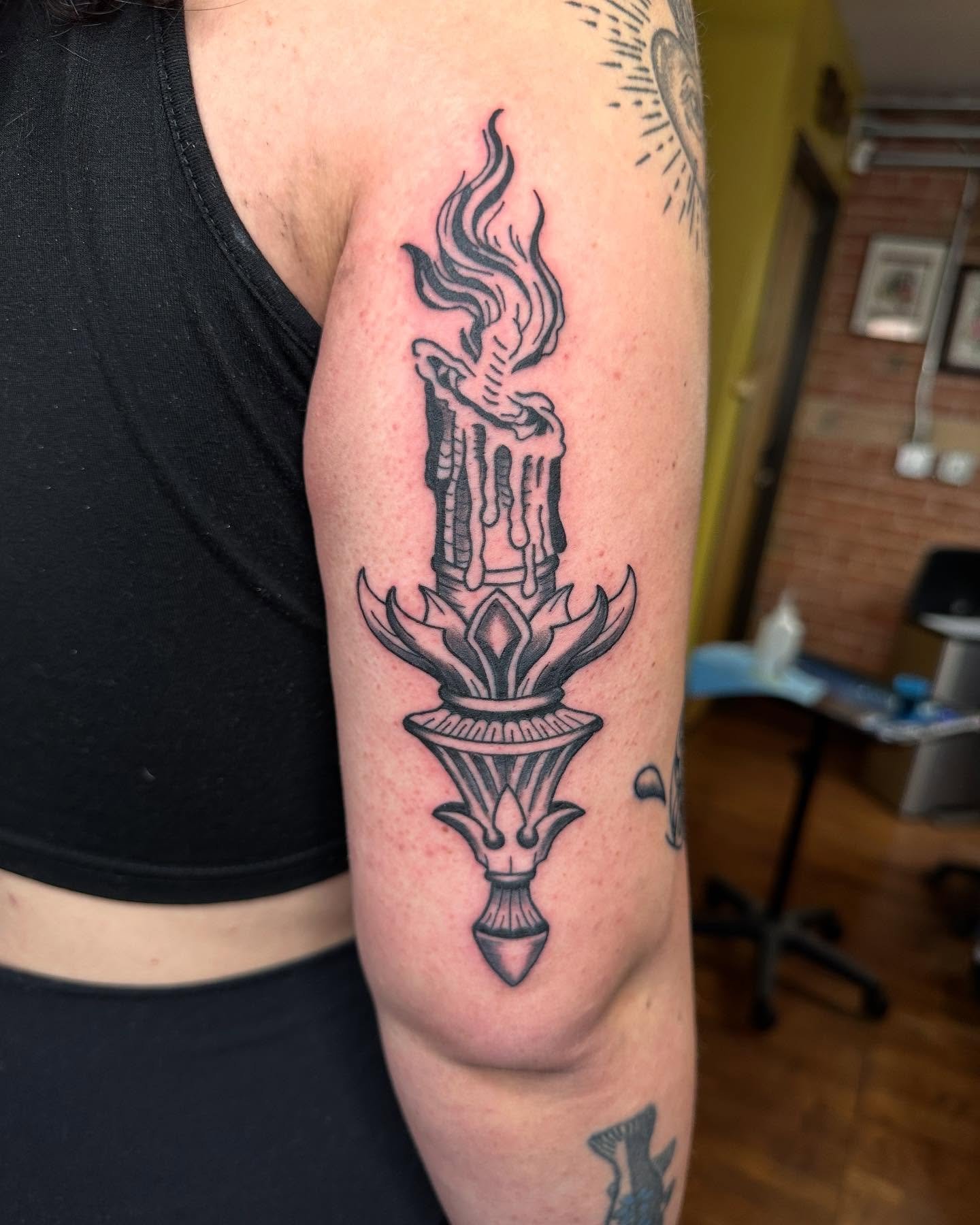 Fun candle stick I had the pleasure of tattooing recently. Thanks for the trust Sunny. My books are open and I have quite a bit of availability for January and February. Dm or email to set up a consultation or inquire for more information. 

#art #ta