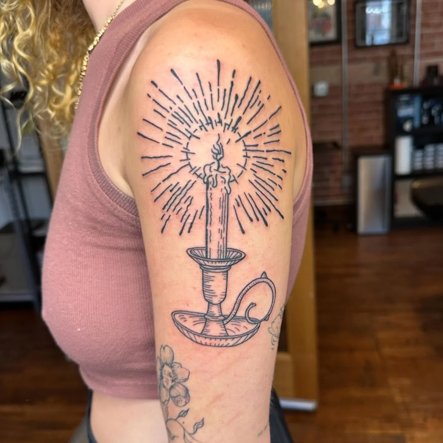 Illustrative/ contour candle for Allison. Really enjoyed rocking this one out, thanks for the trust! My books are open and I&rsquo;m open to a variety of styles as well as small and large designs. 

#art #tattoo #artist #tattooartist #lineart #linewo