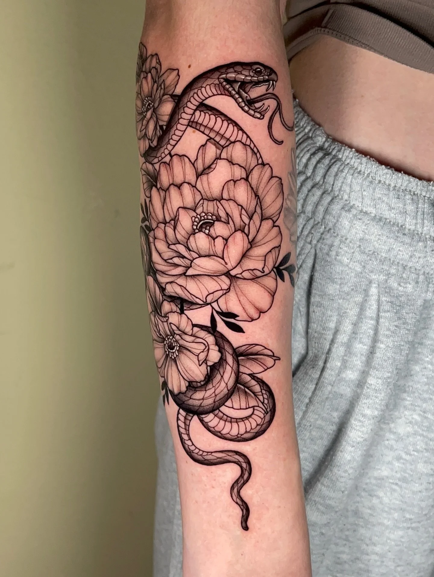 Thank you Autumn for your trust with this snake and floral design! 
If I could tattoo animals and floral all day every day I&rsquo;d be happy! 🐍🌸
Scroll to see the video -&gt;&gt;
.
.
.
.
.
.
#snake #floral #floraltattoo #snaketattoo #coloradotatto