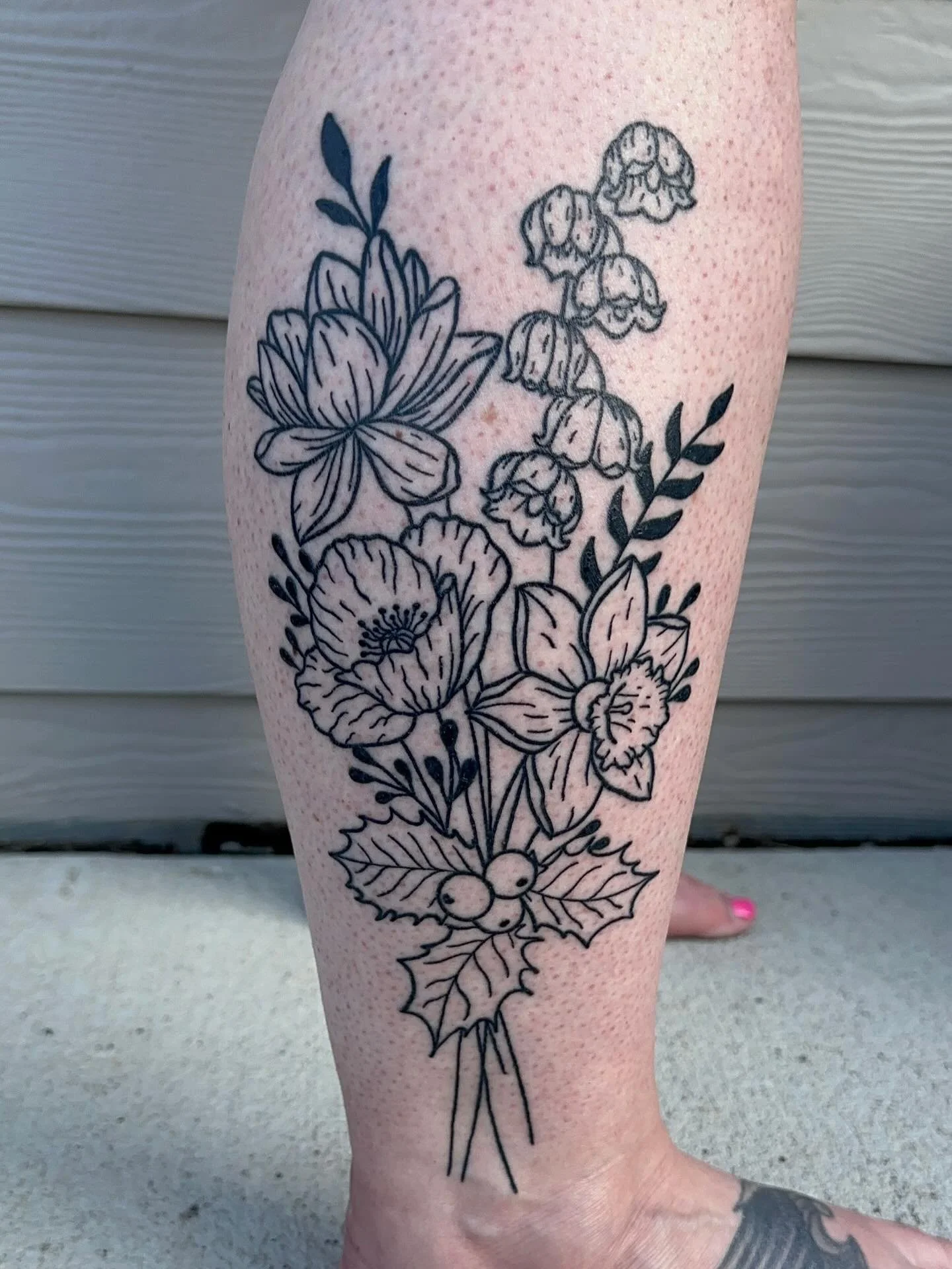 Healed shots of the contour line work birth flower bouquet I tattooed on my wonderful wife a while back! Thanks babe! My books are open and I enjoy tattooing in a variety of styles. Dm or email for inquiries and booking information. 

#art #artist #t