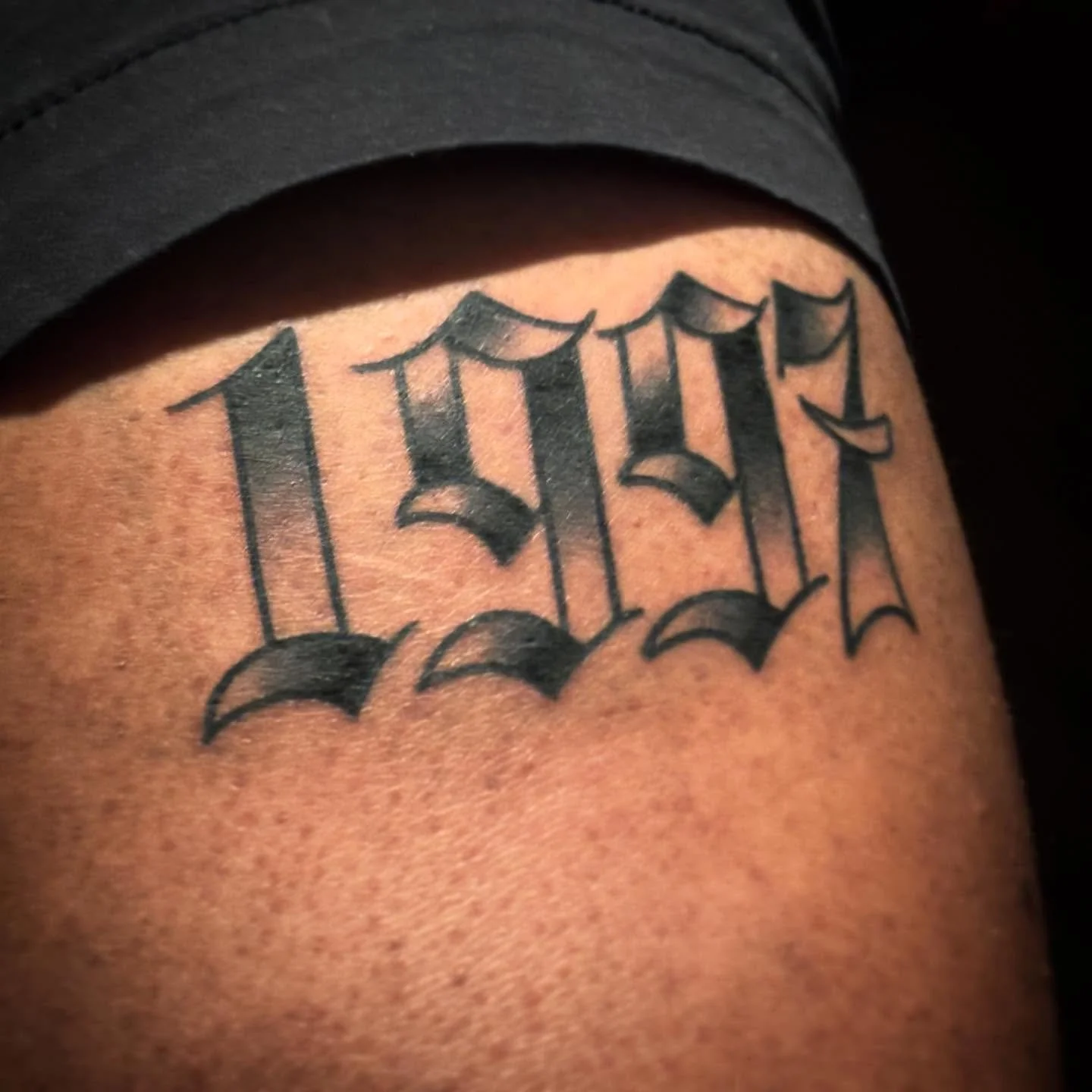 Lil free hand 1997 for my man @dlc_pedro thanks bro ✌🏼🤝🏼

Please email for appointments 

mason.alexander.art@gmail.com 

#colorado #tattoo Denver #tattooartist #1997 #letteringtattoo #freehandtattoo #drawnbyme #love #life #grateful #fwends