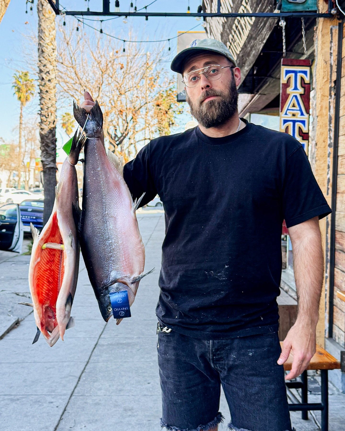 Only @alunarlanding can make an @orakingsalmon look small
