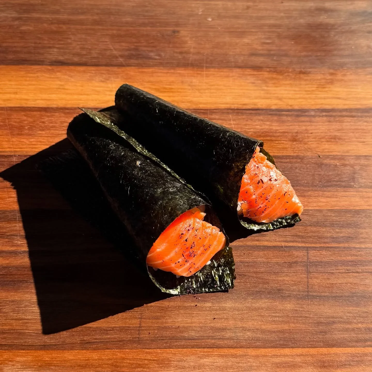 Salmon on the double 

#salmon #salmonhandroll #salmonsushi #handrollsushi