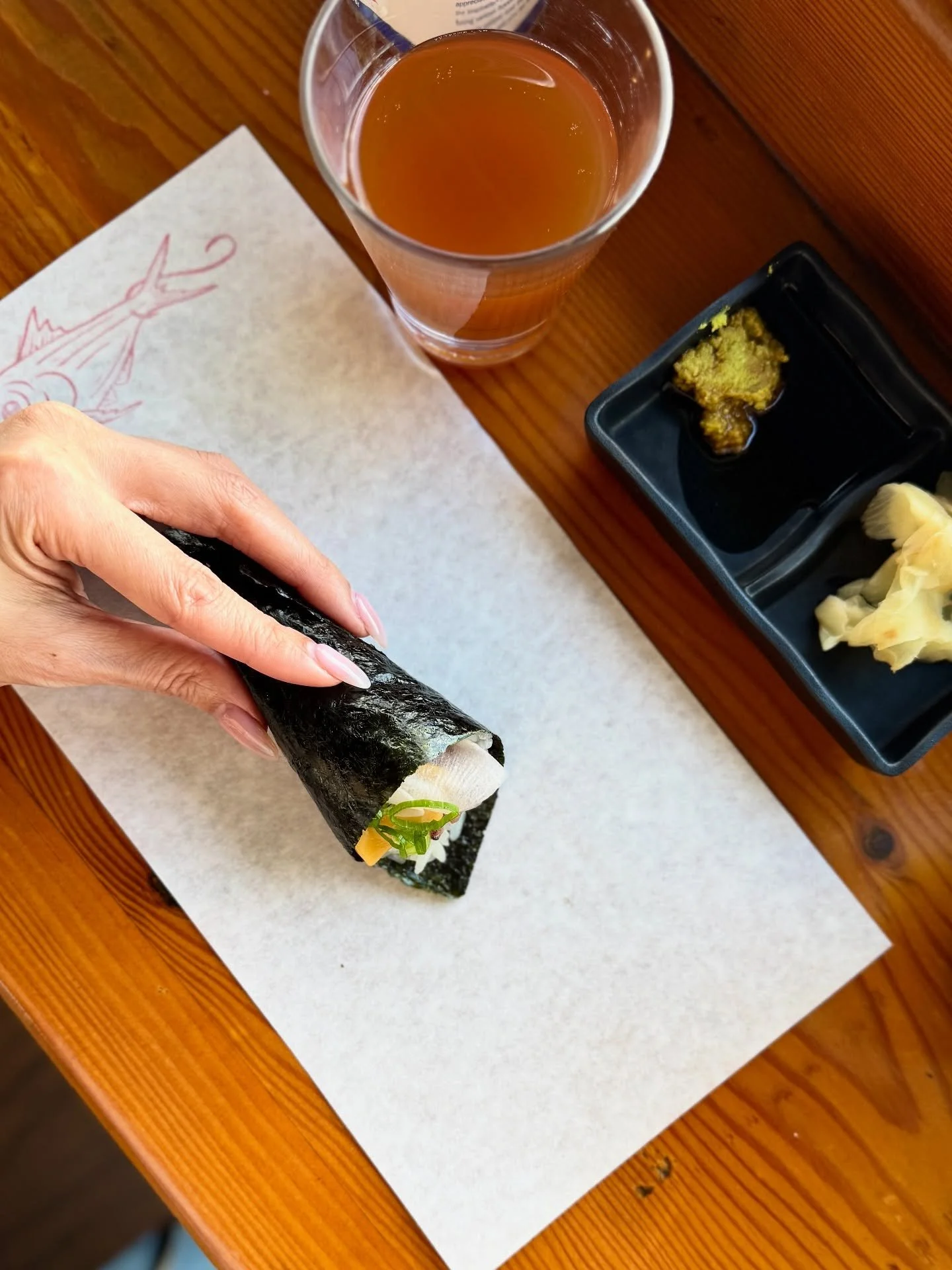 Have you ever had a 🍔 handroll? 

Charred Wagyu beef, pickled radish, American cheese, green onion &amp; secret sauce 

#cheeseburger #🍔 #handroll #wagyuburger #wagyu