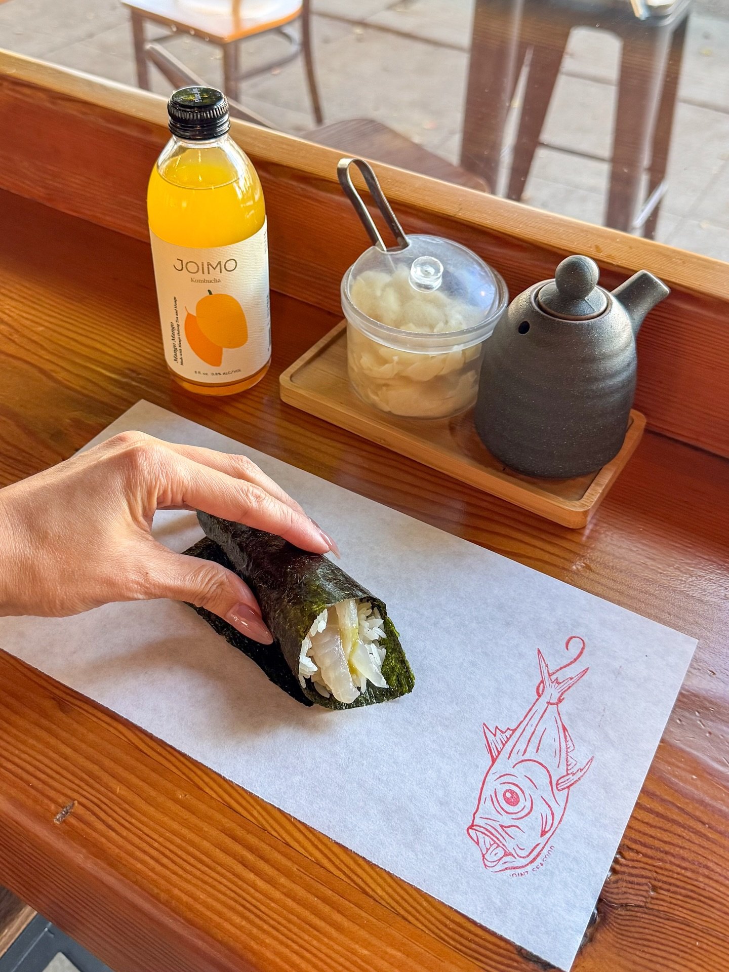 Let us 𝒉𝒂𝒏𝒅𝒓𝒐𝒍𝒍 your lunch break 

#handroll #temaki #dryagedfish #whitefish #handrollsushi