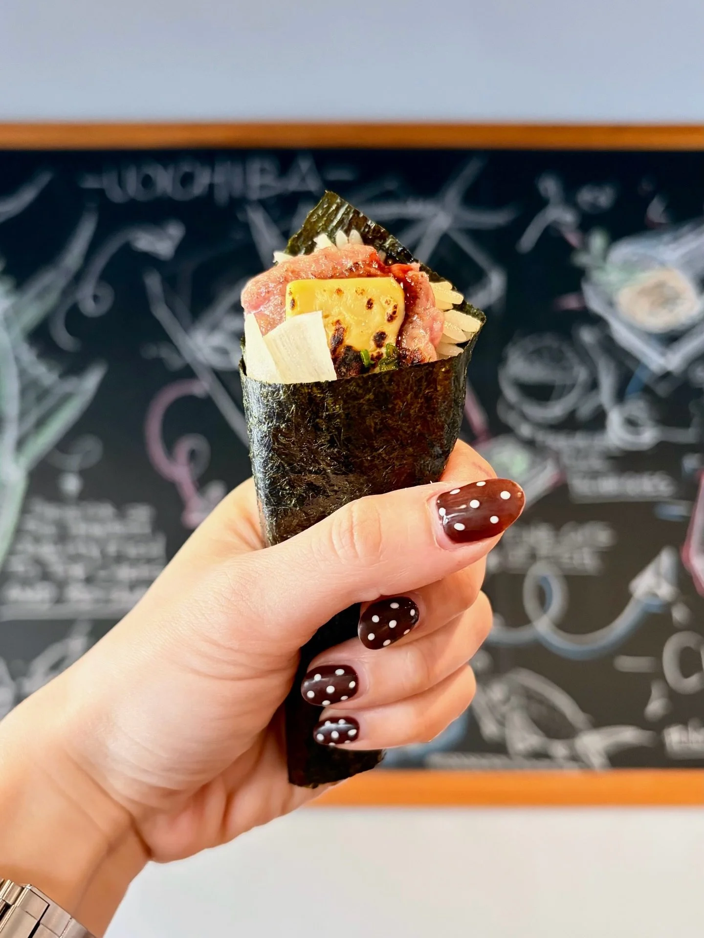 Yes, cheeseburgers can come in hand roll form too 🍔

#wagyu #cheeseburguer #handroll #temaki