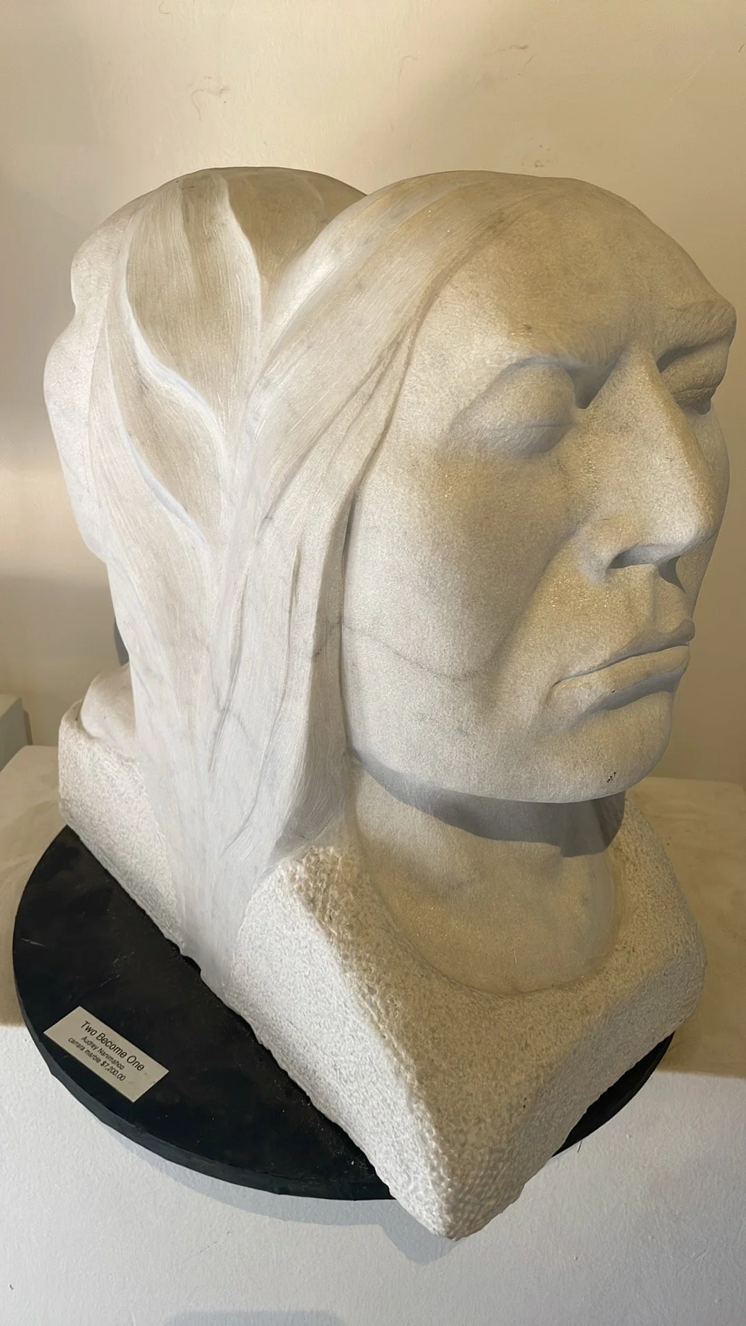 Two become one: Carrara Marble
Size:18"LX8"WX17.5H