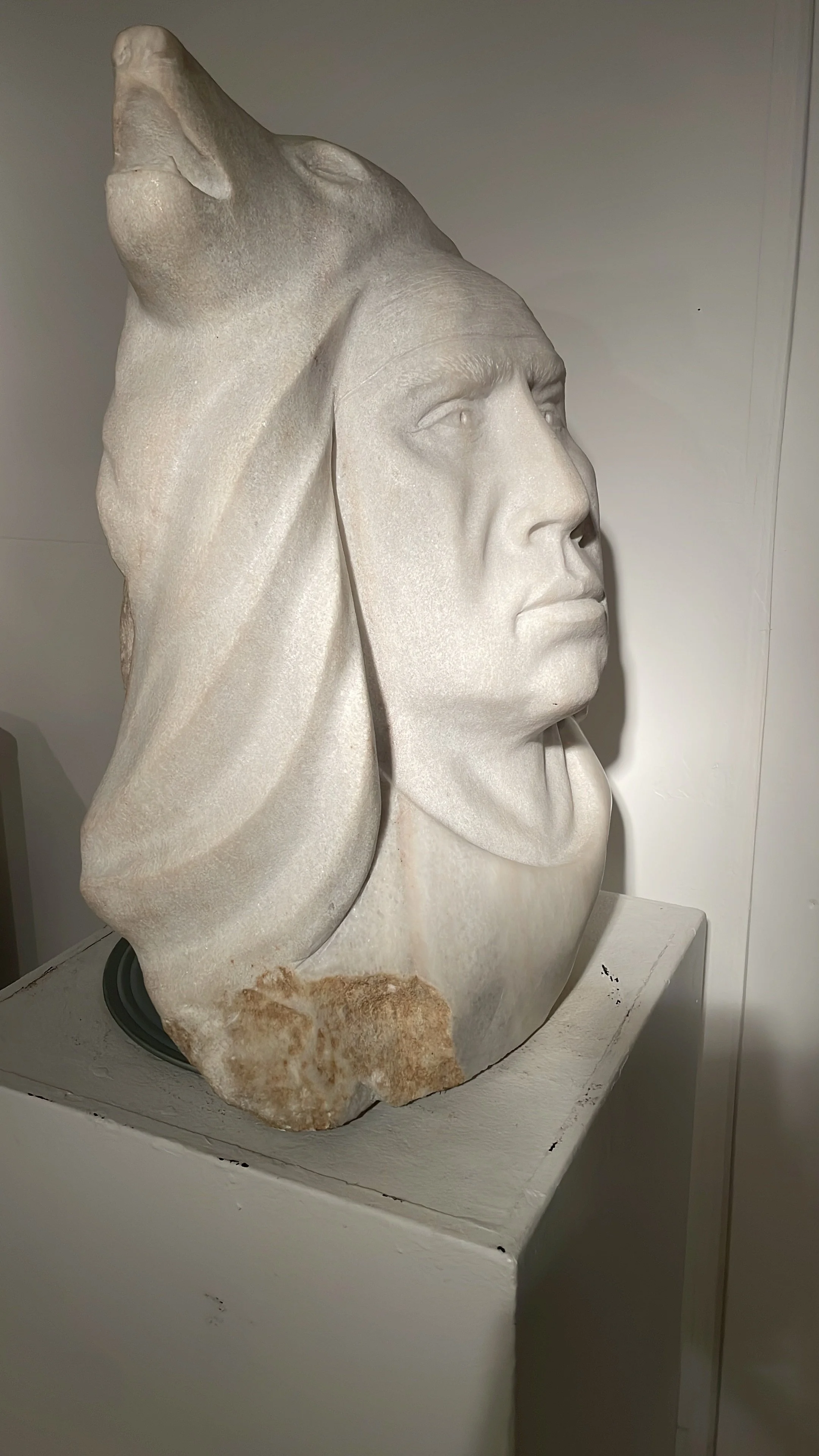 White Wolf Warrior: Marble
Size:15"LX12"WX22"H