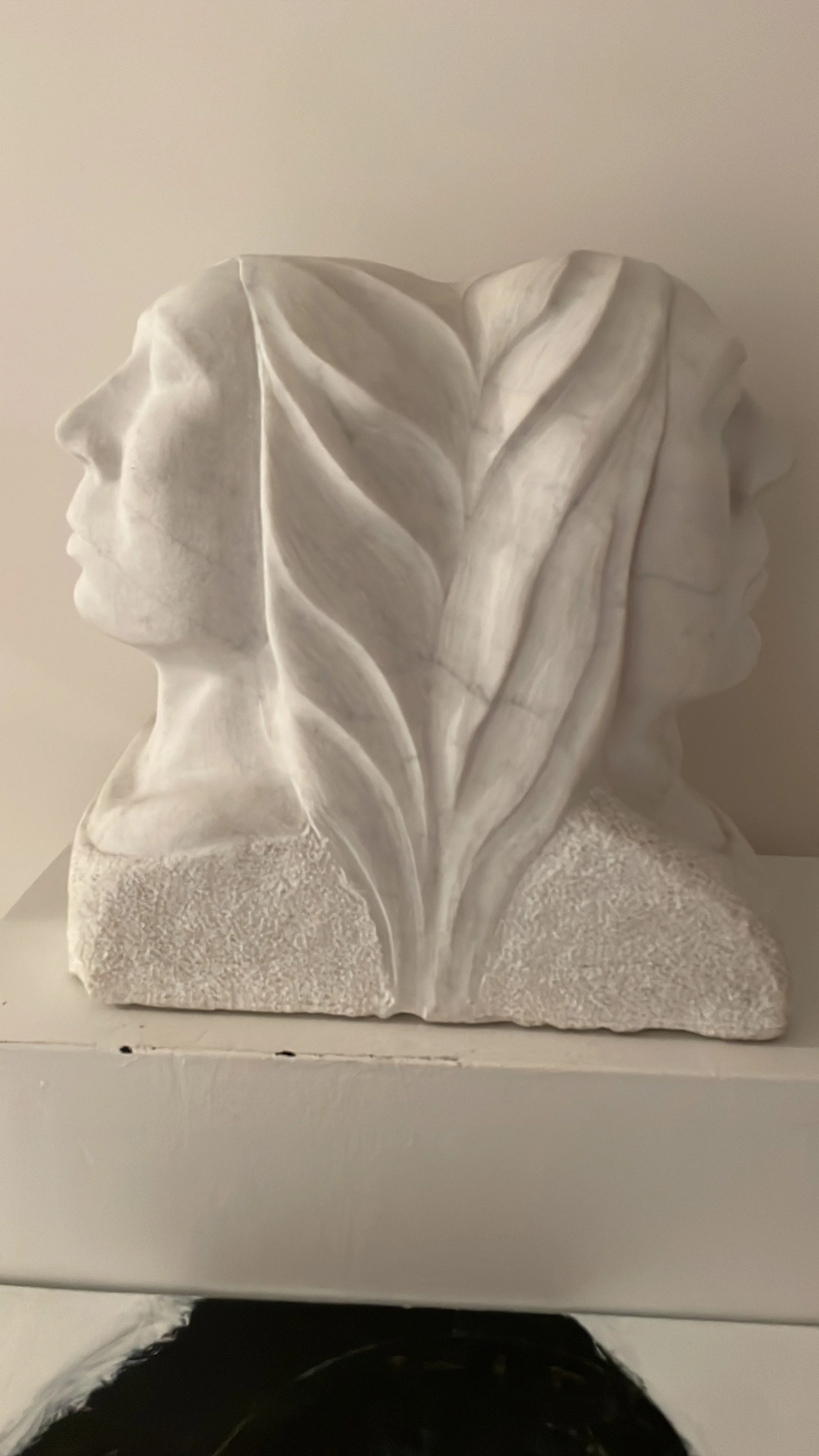 Two become one: Carrara Marble
Size:18"LX8"WX17.5H