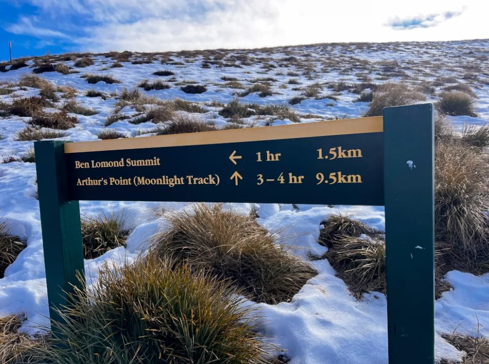 letrero de direcciones hacia la cima del Ben Lomond