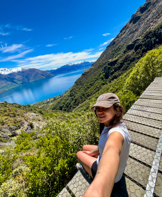 Chica en la cima de Wye Creek Track con vistas panoramicas de algo Wakatipu