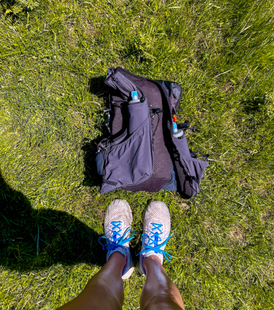 running vest en el pasto