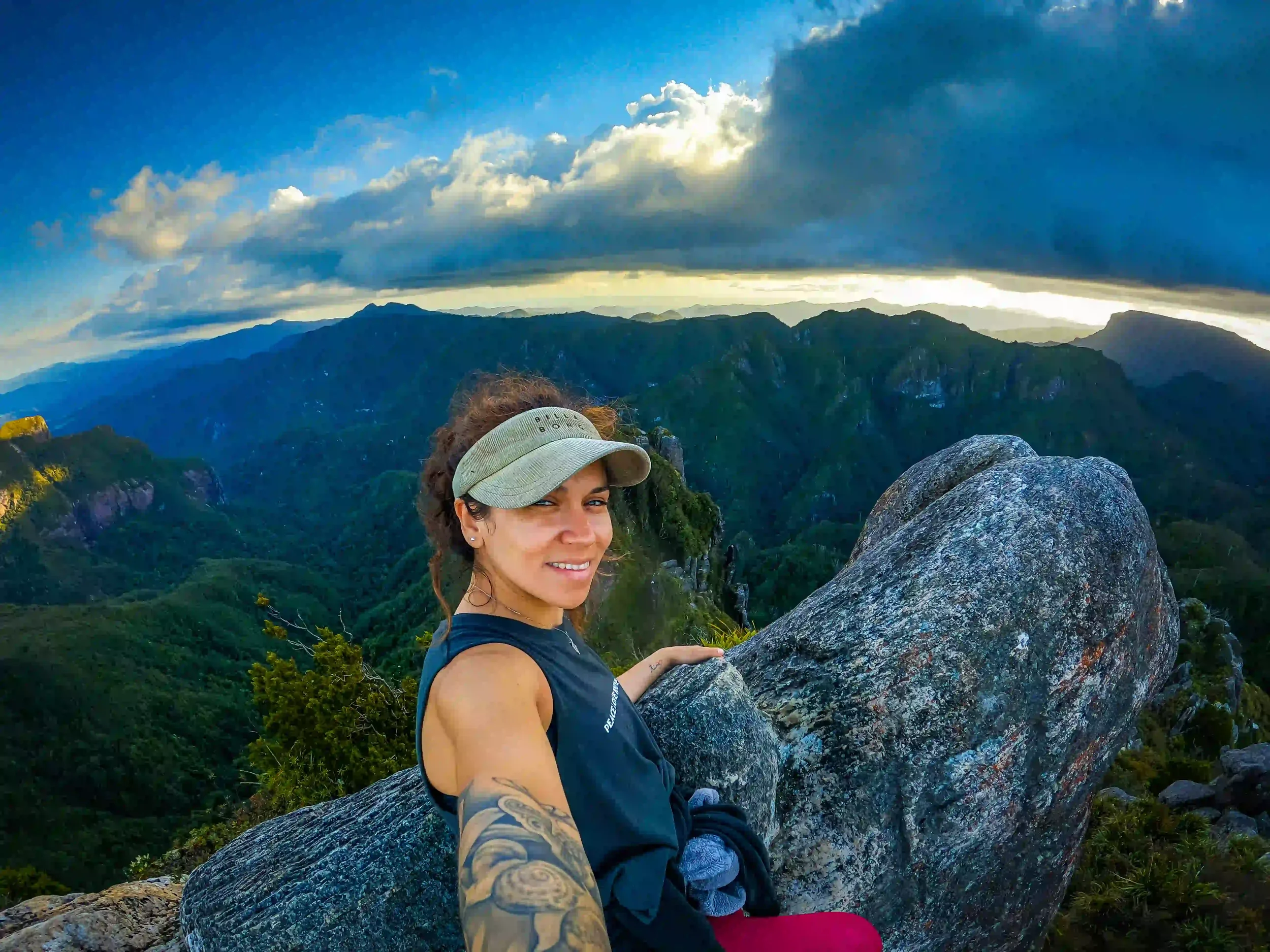 mujer en la cima de los Pinnacles terminando el hike Kauaeranga Kauri Trail en Coromandel