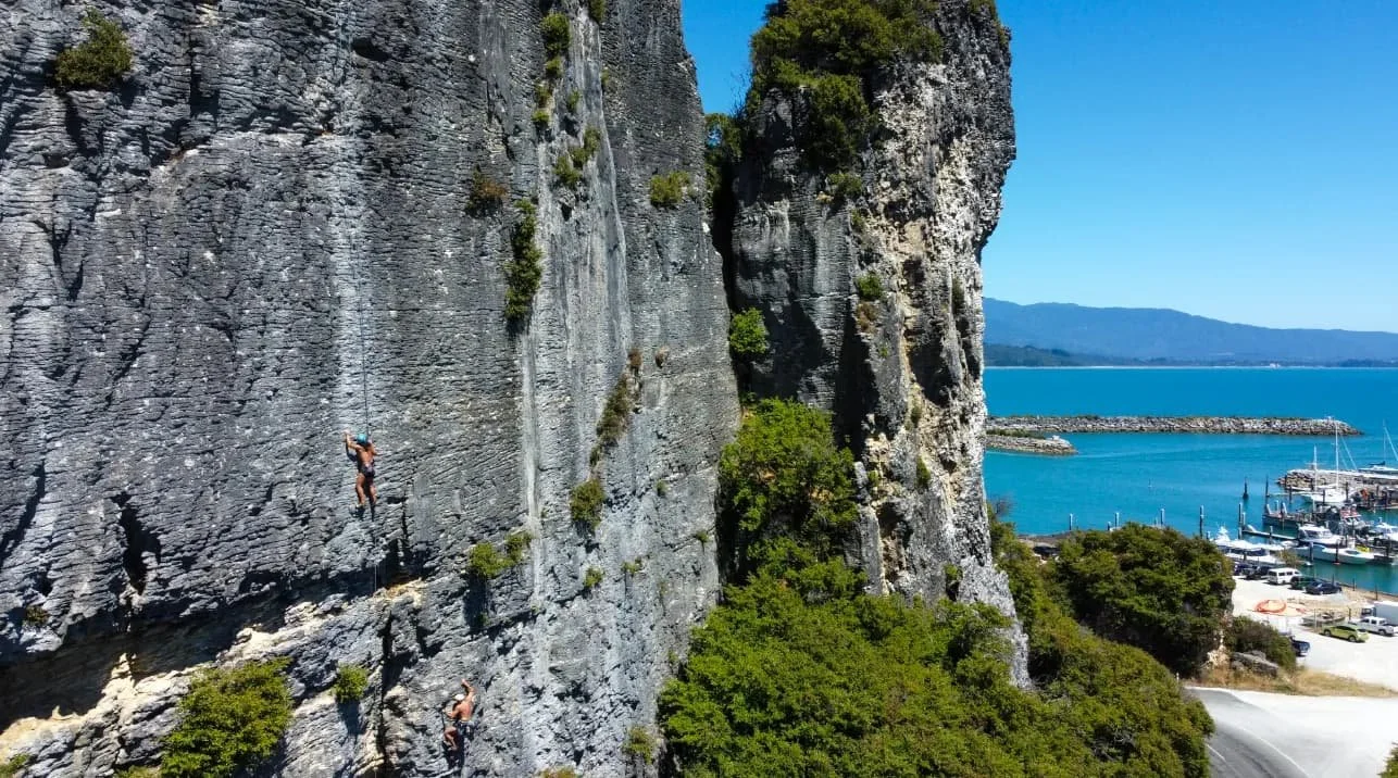 escalando en Pohara, la costa de oro de la isla sur de Nueva Zelanda