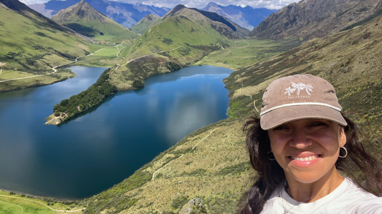 Latina en la cima del mirador de Moke Lake Track