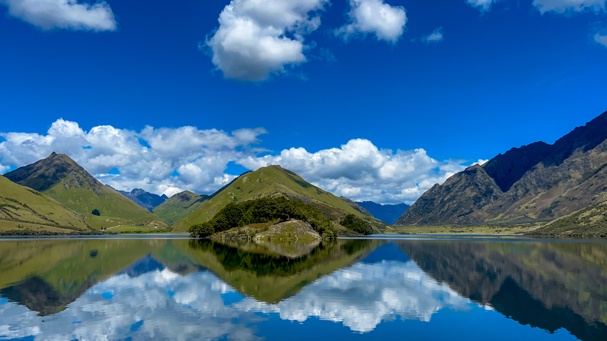 Reflejos del paisaje en Moke Lake Track - Queenstown