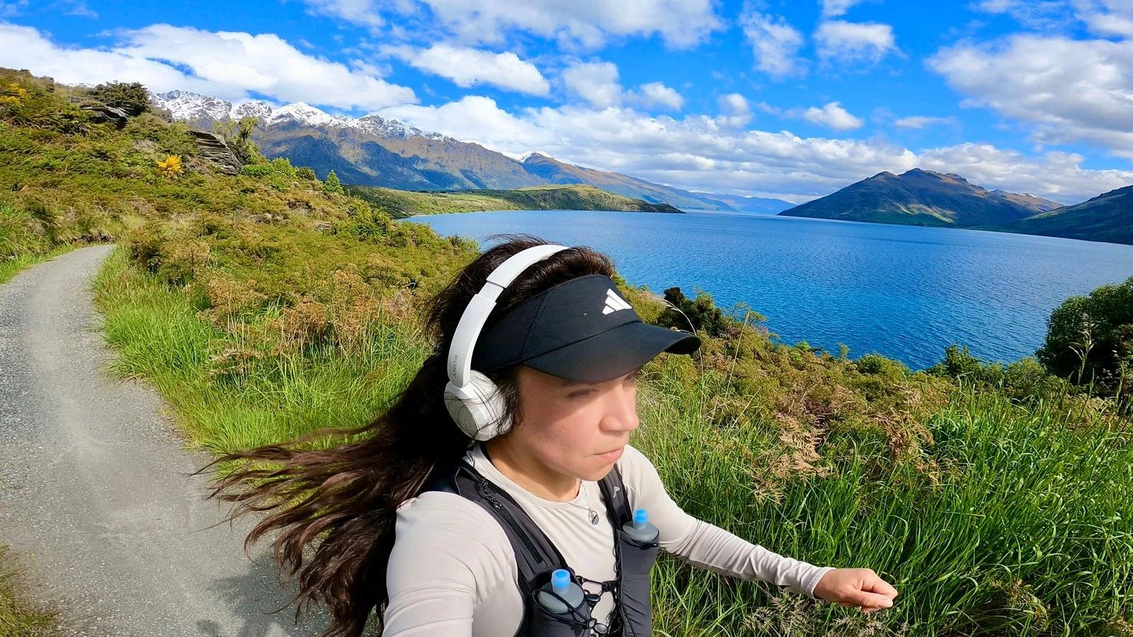 mujer haciendo trail running en Jack's point track