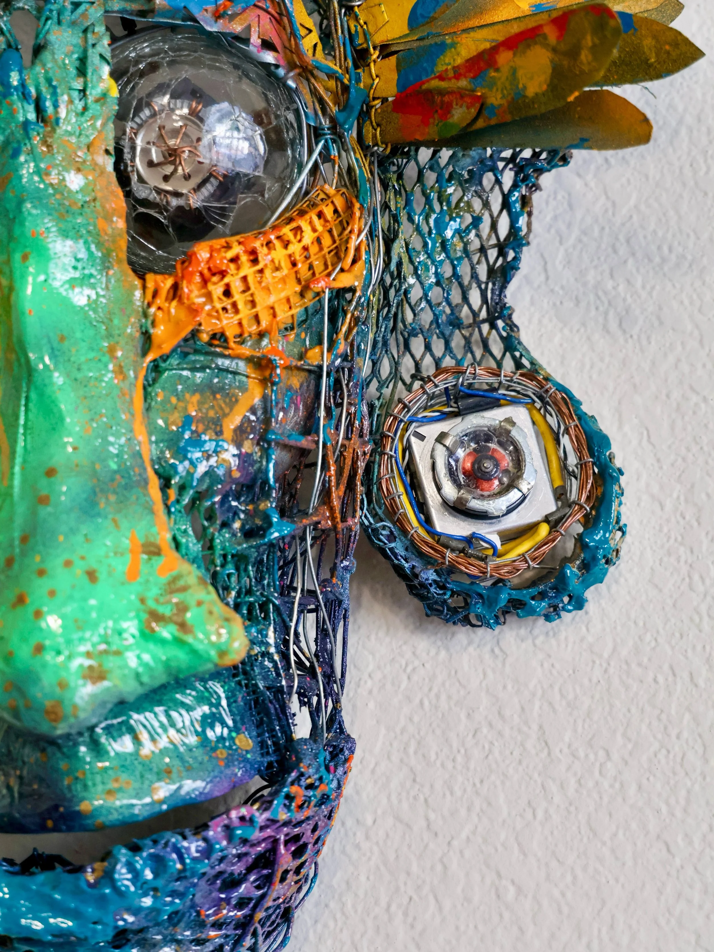 K&rsquo;inichi. Another mask wall sculpture. I love masks. This one&rsquo;s made of a bunch of upcyled crap. 
.
.
.
#tribalmask #mask #kinichi #maiz #wireart
