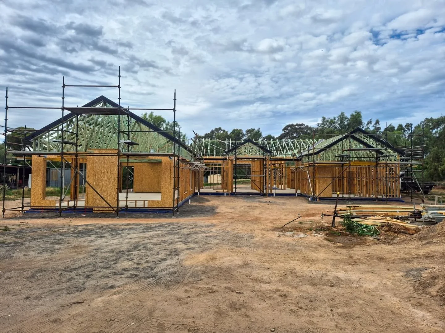 Clean. Considered. Under control.

Not just in the build, but in the experience around it. Clear communication. Organised sites.

We specialise in custom homes, extensions and renovations for clients who value a calm, well-managed build from start to