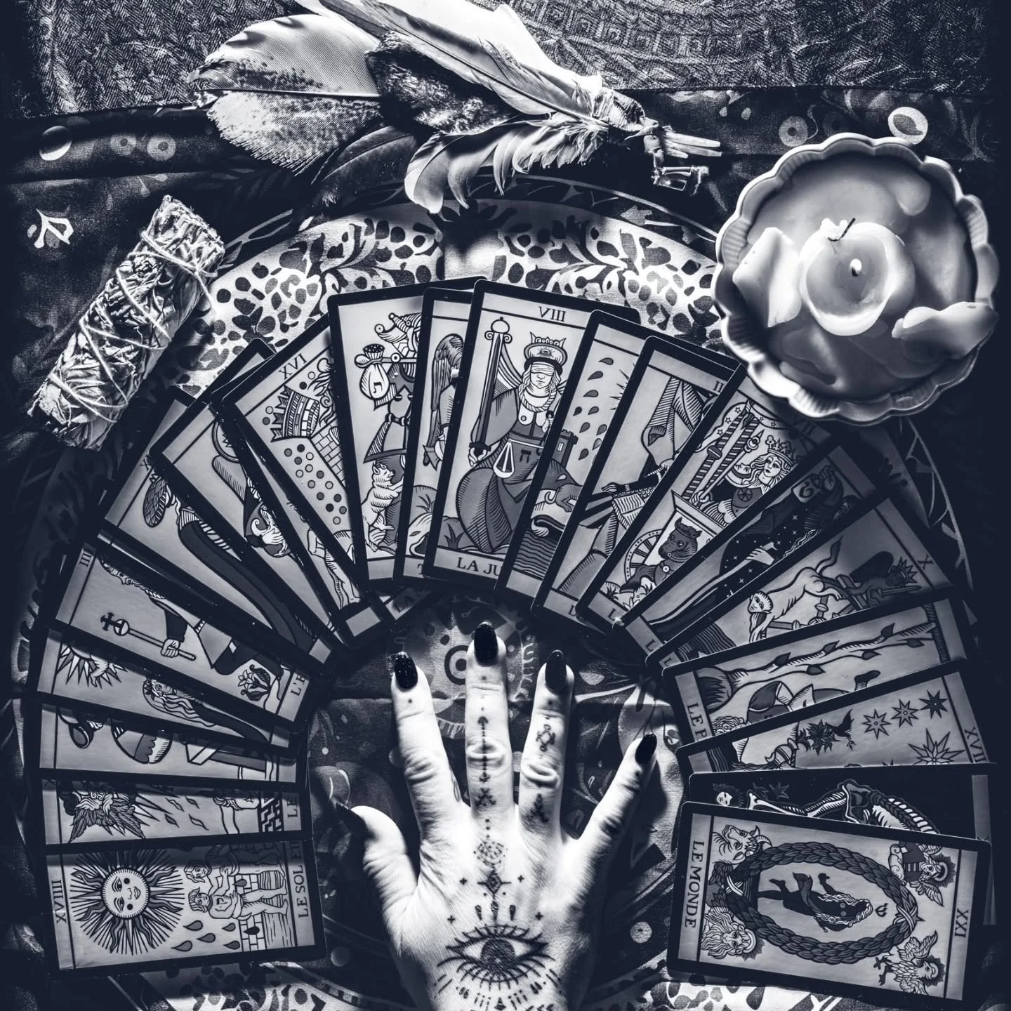 Photo @deliriousimagery 
Tarot de Marseille @le_rosaire_et_lencrier