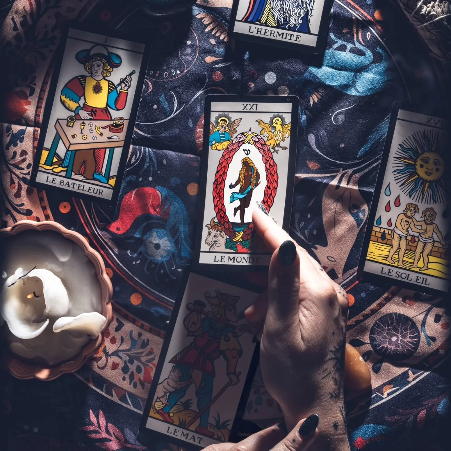 Photo @deliriousimagery
Tarot de Marseille @le_rosaire_et_lencrier