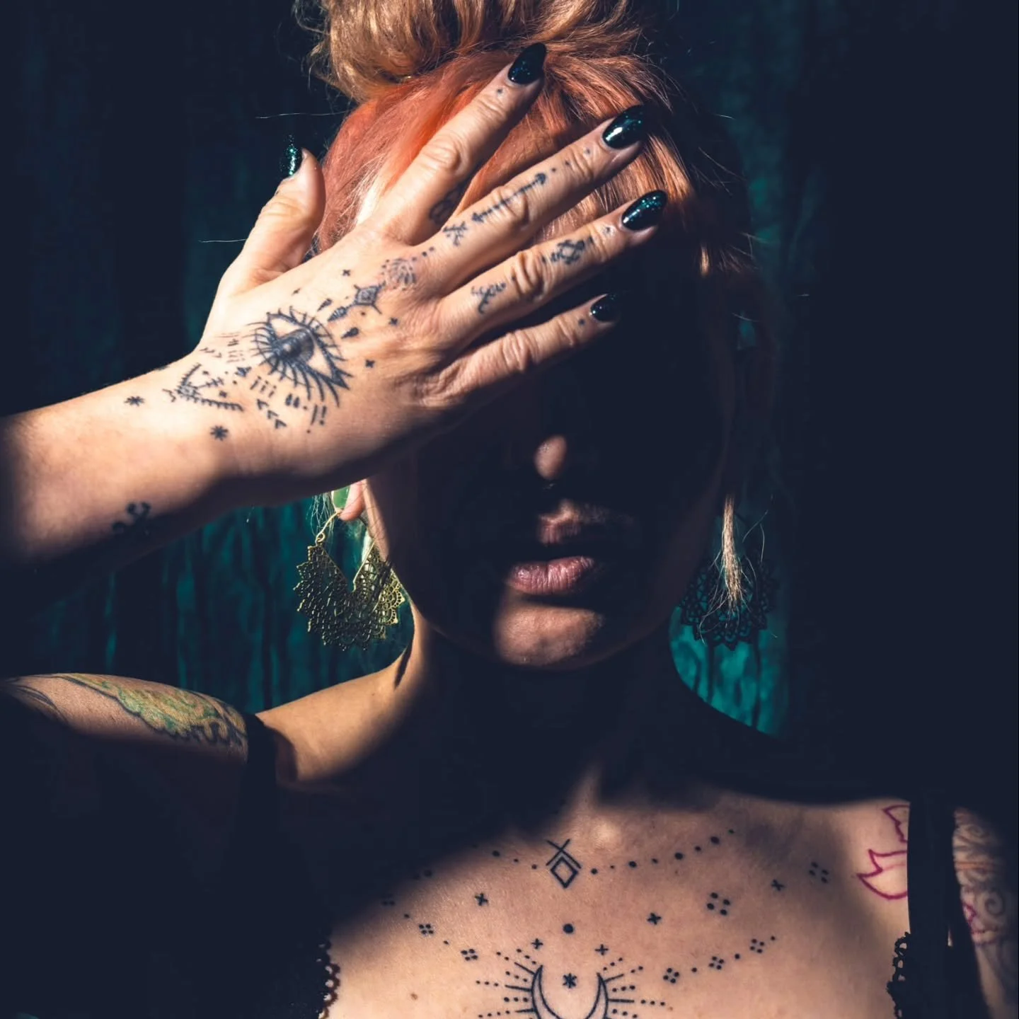 Hi, I&rsquo;m Sarah &mdash; tarot reader, transpersonal art therapist, creative human, and professional pattern-noticer.

I&rsquo;ve been reading and studying tarot for over 10 years, with an approach that&rsquo;s grounded, intuitive, and refreshingl