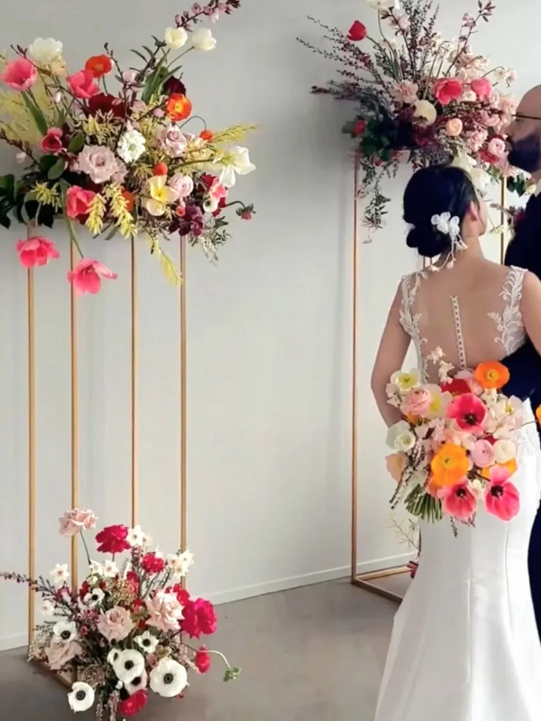 Box stand gorgeousness. Florals by @little.leaf.florals on the gold box frame stands.