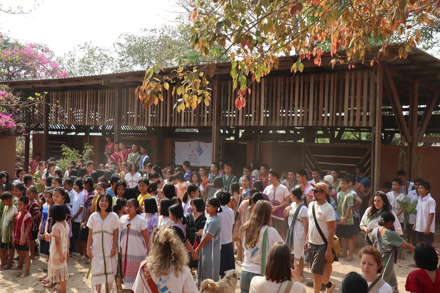 Thailand 2025 &mdash; CDTC / Huay Ka Loke School, Mae Sot

In einer feierlichen Zeremonie mit der gesamten Schule, voller Gesang, Tanz und Gel&auml;chter, wurden die neuen Klassenr&auml;ume dem CDTC &uuml;bergeben.
Und schon jetzt freuen wir uns dara